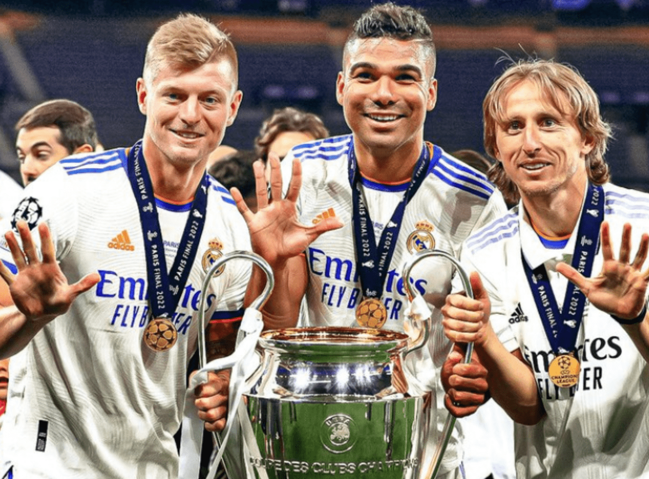 开云- 法兰克福训练开放日；最后时刻主帅复盘引观众欢呼；欧超杯在即；医务组通报恢复